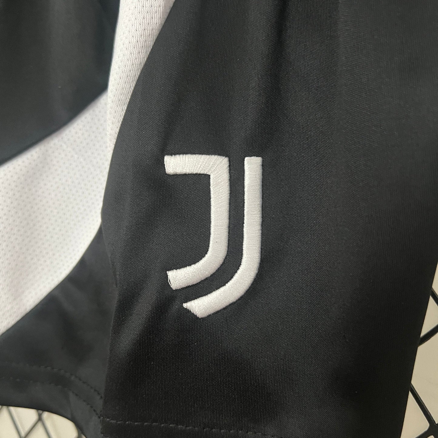 Juventus 24/25 Kids Jersey - High-Quality Fabric and Team Badge