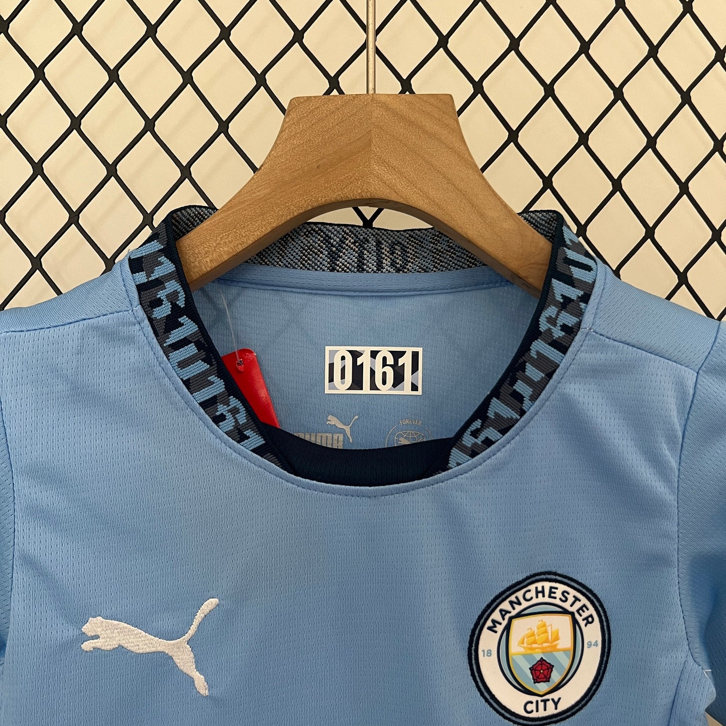 Manchester City 24-25 Kids Football Jersey - Stylish and comfortable design for young fans