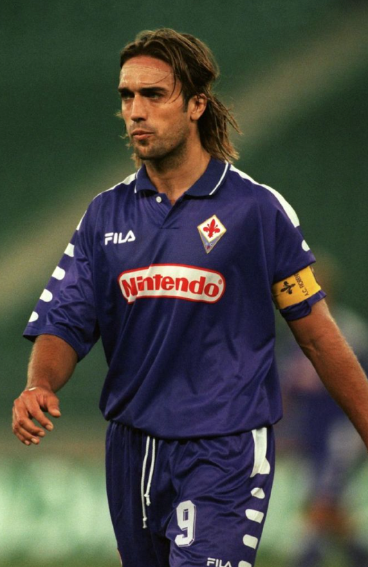 Fiorentina retro jersey 1998 / 1999 in the field