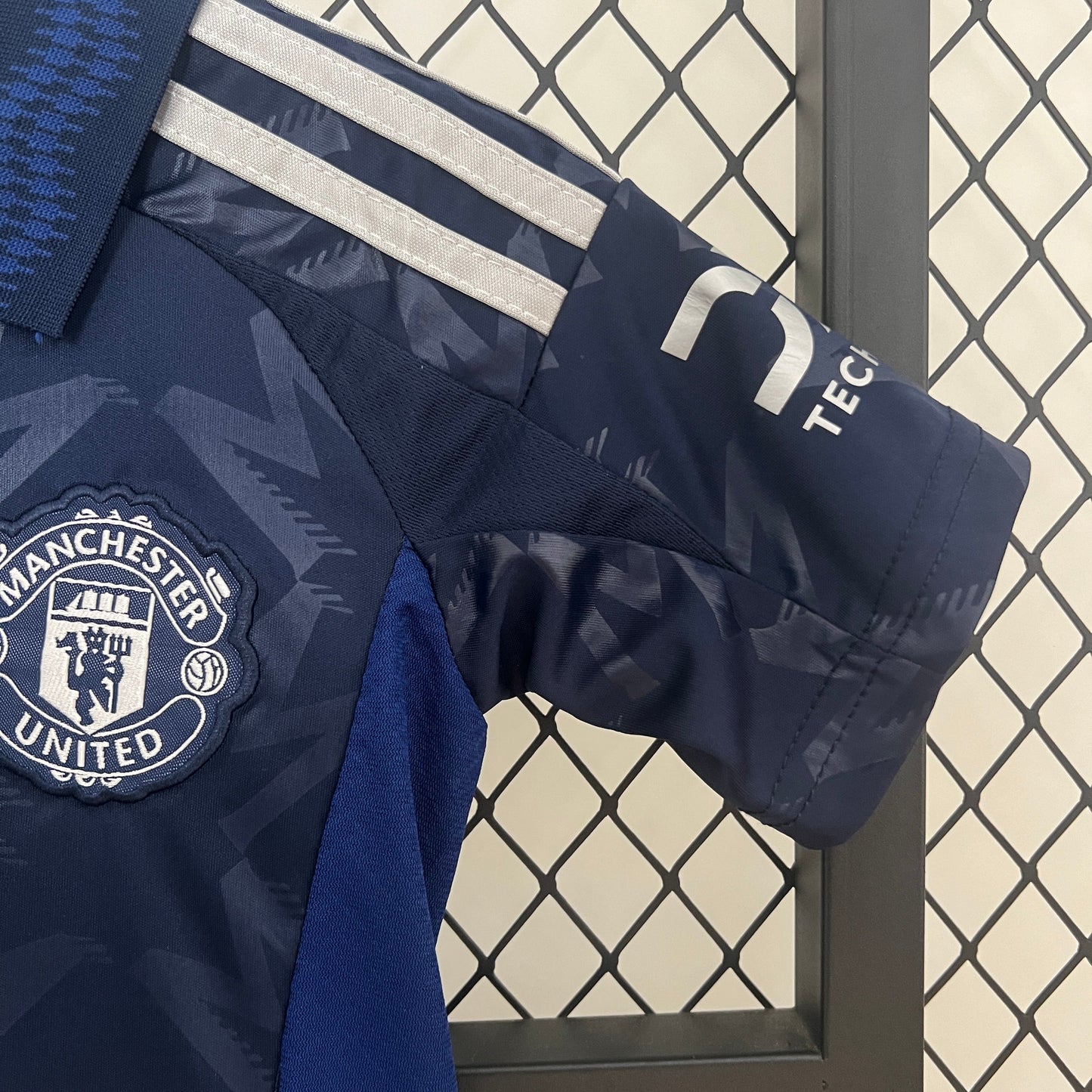 Manchester United 24-25 Kids Football Jersey - Premium design with club crest