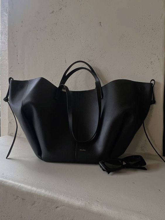 Leather Tote Bag in Classic Minimalist Style