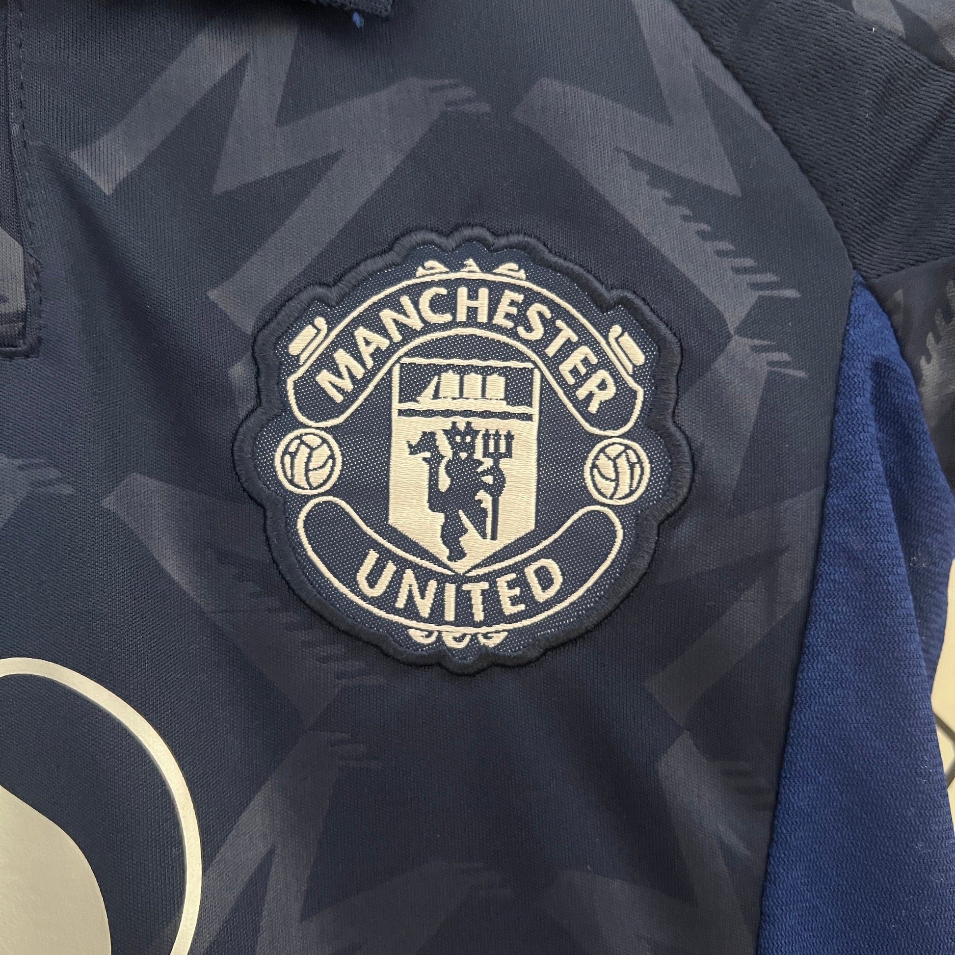 Manchester United 24-25 Kids Football Jersey - Premium design with club crest