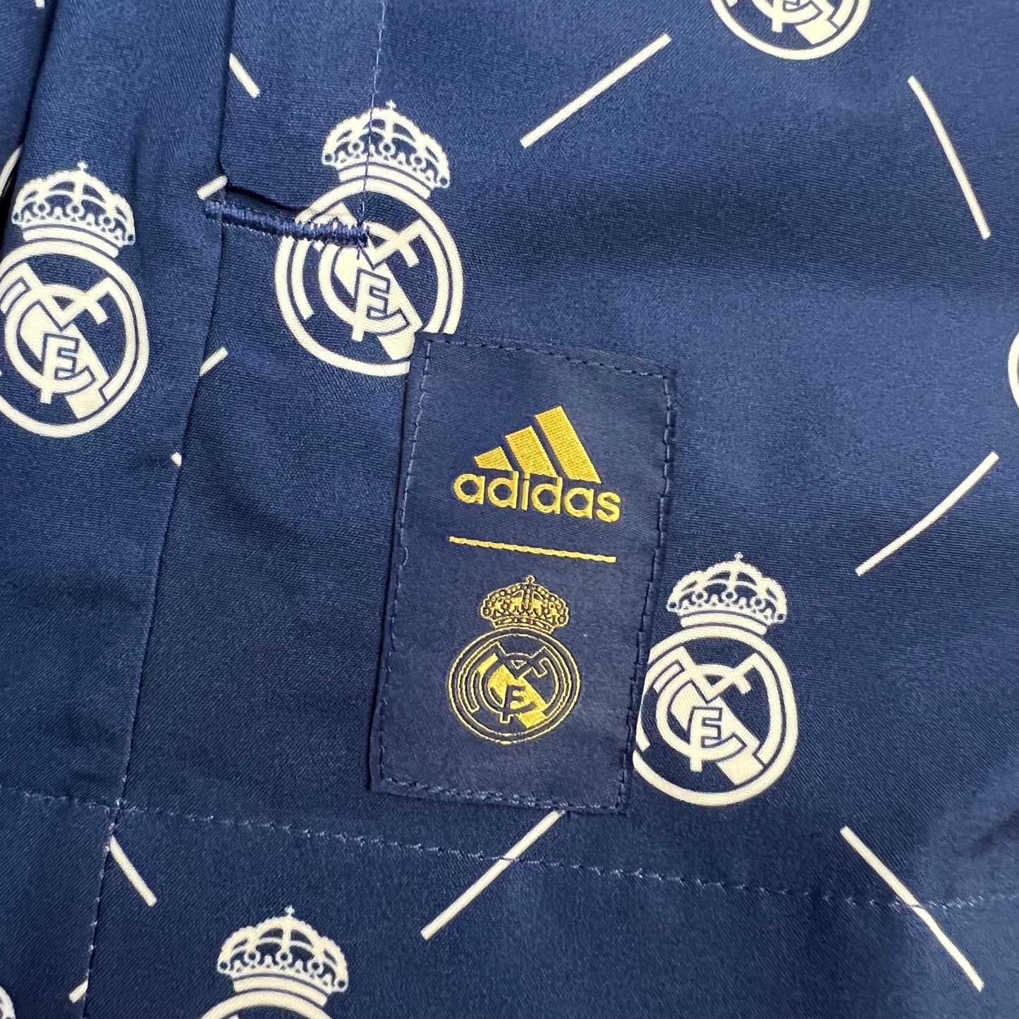 Real Madrid Windbreaker 2023/24 – Lightweight Fan Jacket (S–XXL)