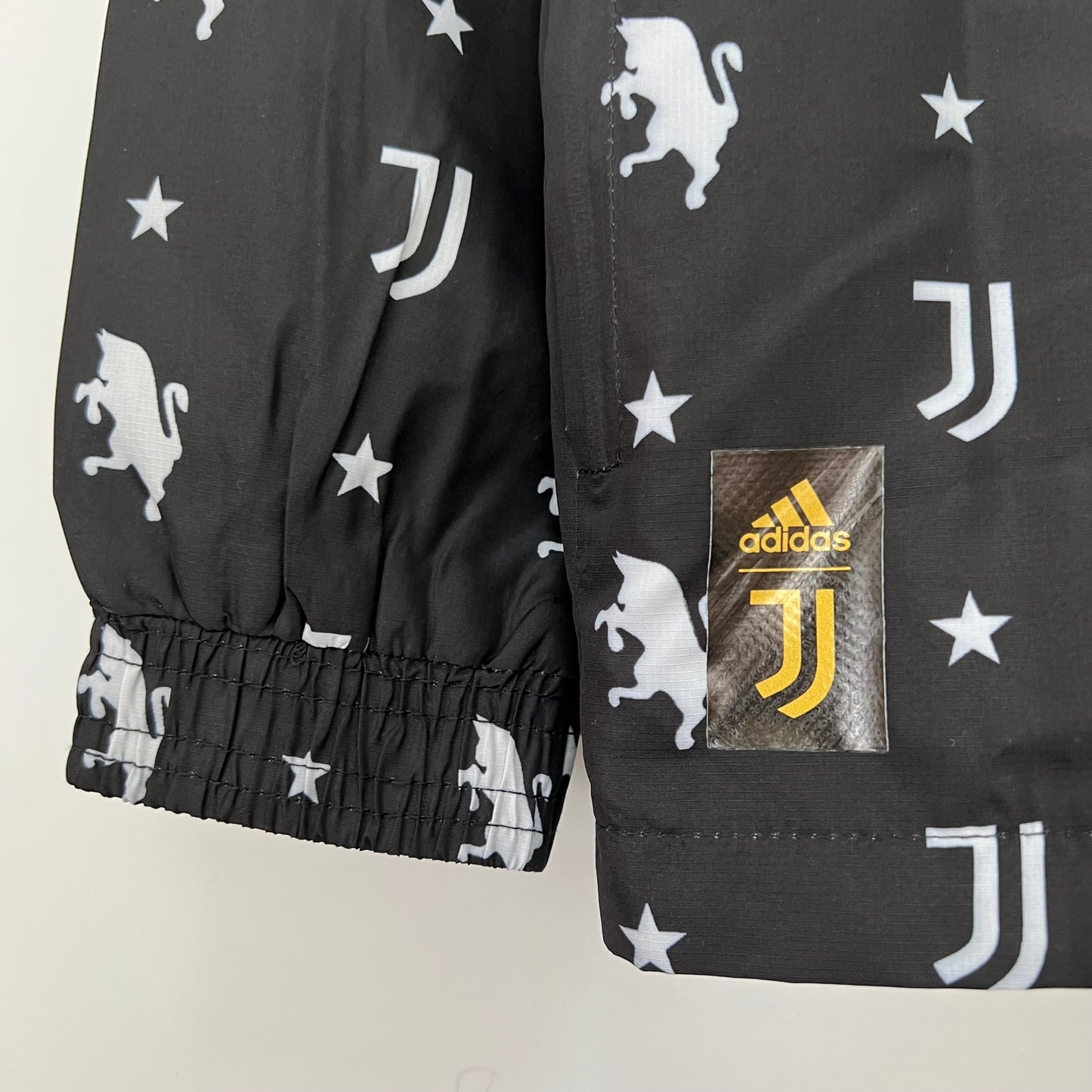 Juventus Windbreaker 2023/24 – Lightweight Football Jacket (S–XXL)